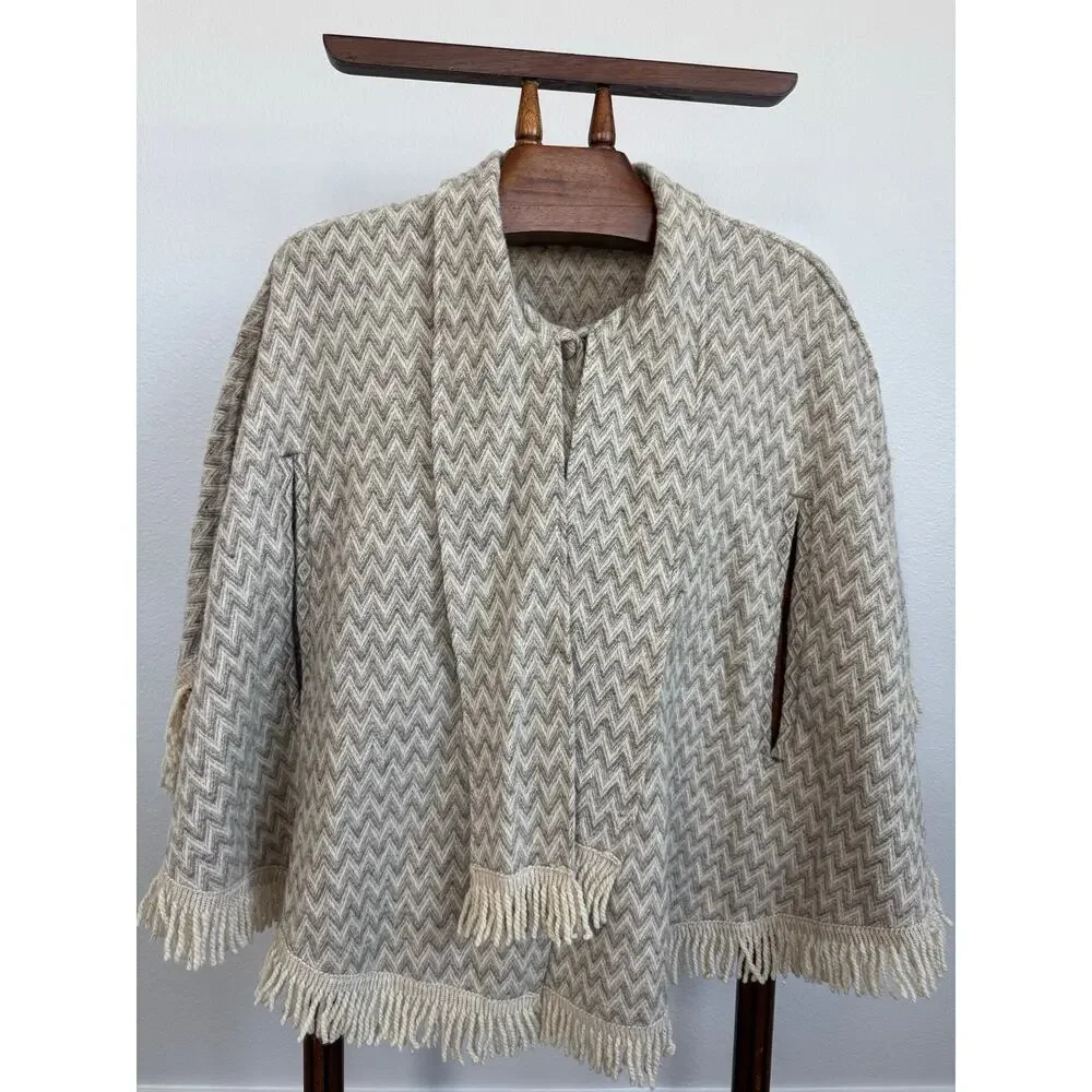 Lagenlook Fringed Poncho Cape Capelet Chevron Knit Boho Cottagecore Oatmeal Gray